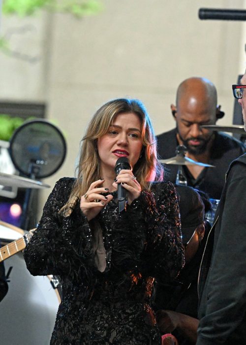 Kelly Clackson a Citi Concert Premier at the NBC’s Today Show. May 6, 2025, New York City, New York, U. S. A. In 2002 Kelly won the First season of American Idol, launching her into a music career which has landed her music awards along with a TV show on NBC.
Today, Kelly Clarkson introduced a new song, “Where Have You Been”, from her new album, Chemistry,    on the 30th anniversary of the Summer Concert Series, an ongoing part of the TODAY SHOW.
Credit: Victor M. Matos